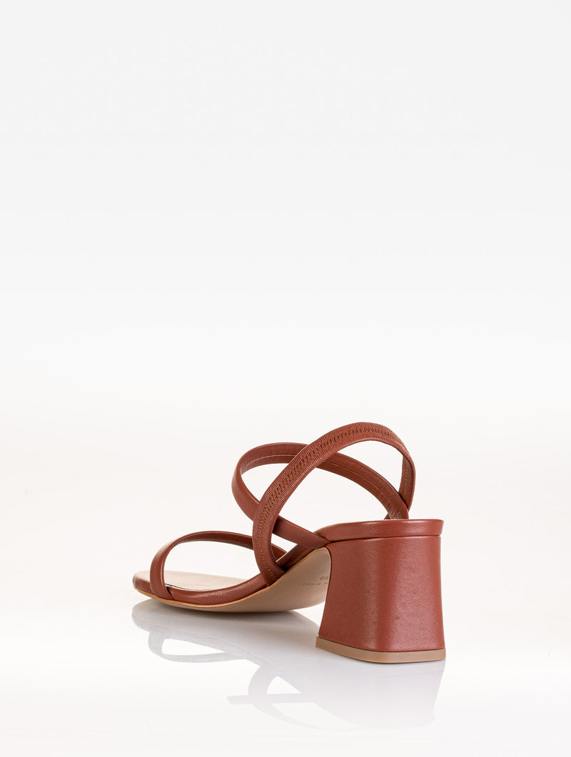 Sandali comodi in pelle morbida color cuoio e con cinturino posteriore elasticizzato - MSUP NINA - punta aperta tonda e tacco largo da 7 cm.  . I. Made in Italy .codice F24721